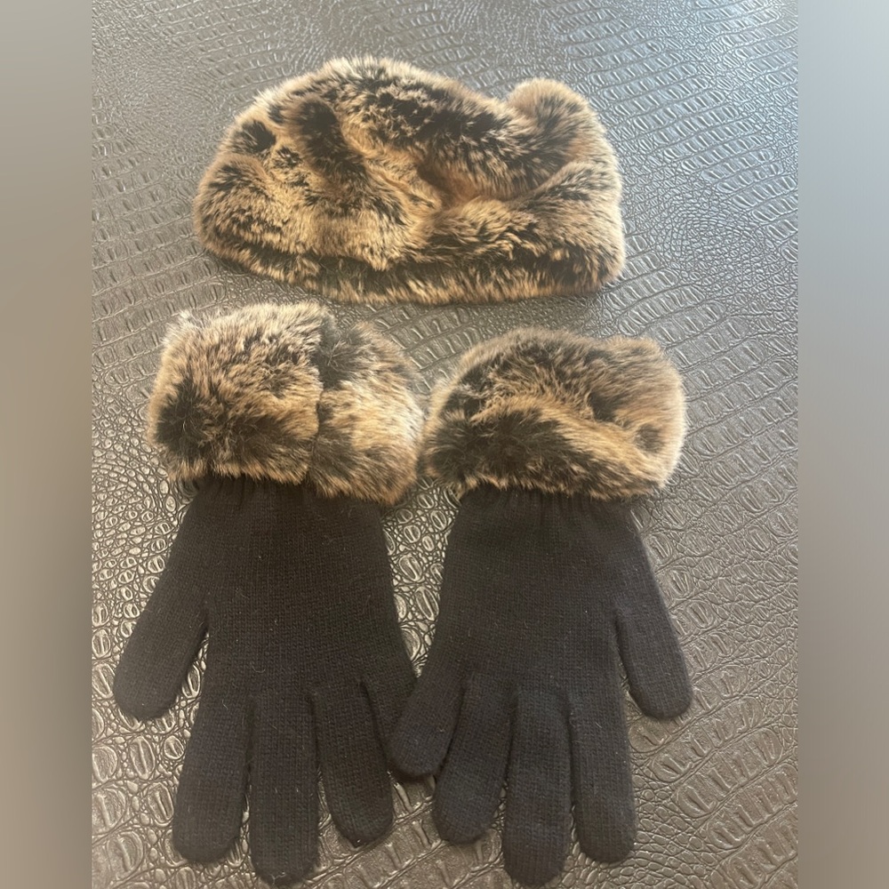 Holt Renfrew Set Gloves & Hat Faux Fur
Black/ Grey